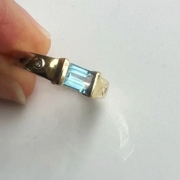 14 kt Gold Ring with Light Blue Aquamarine Baguette Cut Bezel Set w/2 Diamonds - Picture 3 of 7